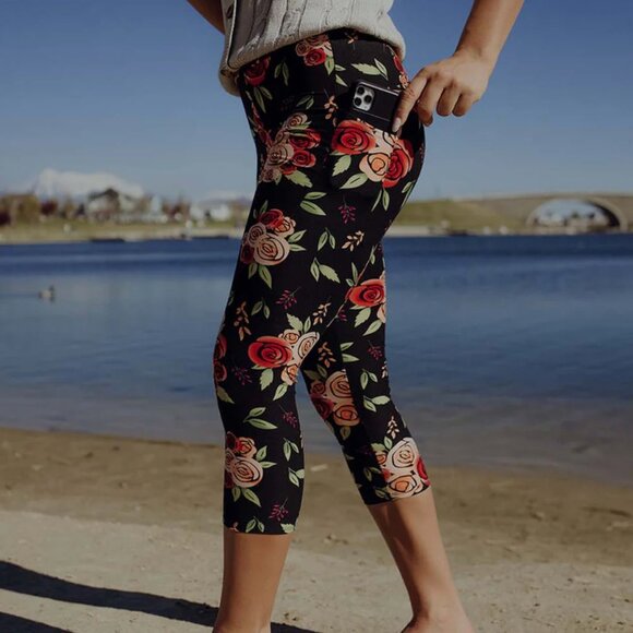 NWT - Simple Addiction Exclusive Wild Rose Capri Pocket Leggings - Size S/M - Picture 1 of 4